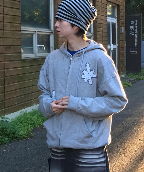 GRAVER（グレーバー）の「[ユニセックス]DOTS GRAV フードパーカー_2カラー（パーカー・レディース・ブラック/グレー・MEDIUM/LARGE）」の15枚目の写真