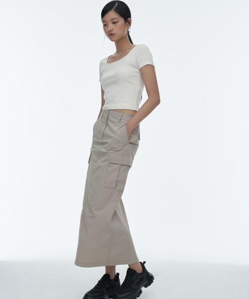 MUSINSA STANDARD WOMAN（ムシンサスタンダードウーマン）の「ウィメンズカーゴマキシスカート[ライトベージュ]（スカート・レディース・その他・SMALL/MEDIUM/LARGE/X-SMALL）」の2枚目の写真