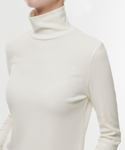 MUSINSA STANDARD WOMAN（ムシンサスタンダードウーマン）の「[ヒートタンダード] ウィメンズ リブスリム タートルネック Tシャツ [クリーム]（Tシャツ/カットソー・レディース・その他・SMALL/MEDIUM/LARGE/X-SMALL）」の4枚目の写真