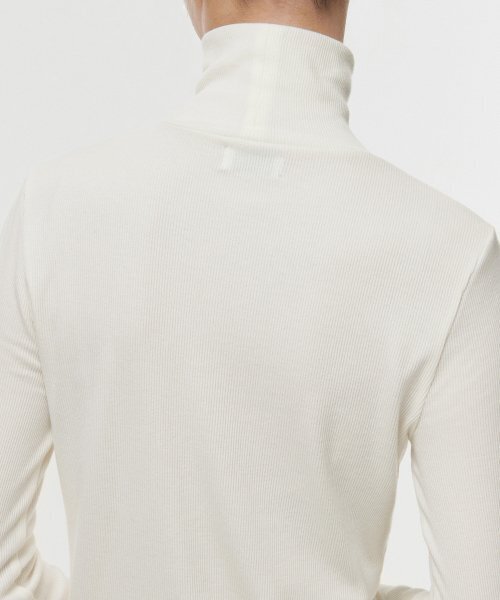 MUSINSA STANDARD WOMAN（ムシンサスタンダードウーマン）の「[ヒートタンダード] ウィメンズ リブスリム タートルネック Tシャツ [クリーム]（Tシャツ/カットソー・レディース・その他・SMALL/MEDIUM/LARGE/X-SMALL）」の5枚目の写真