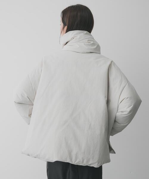 SENSE OF PLACE by URBAN RESEARCH（センスオブプレイスバイアーバンリサーチ）の「『WEB/一部店舗限定』マフラーツキシームレスダウン（ダウンジャケット/コート・レディース・ライトベージュ/ブラック・MEDIUM/SMALL）」の4枚目の写真