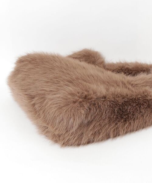 Guess(ゲス)の「RITA Furry Bag トートバッグ (トートバッグ・レディース・ベージュ・ONE SIZE)」の9枚目の写真