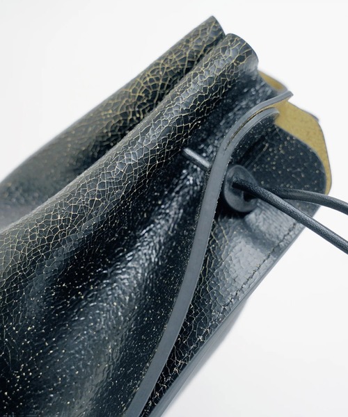 ITTI(イッチ)の「HERRIE KINCHAKU POUCH - PM / CRACK(ショルダーバッグ・レディース・アイボリー/ブラック・FREE)」の4枚目の写真