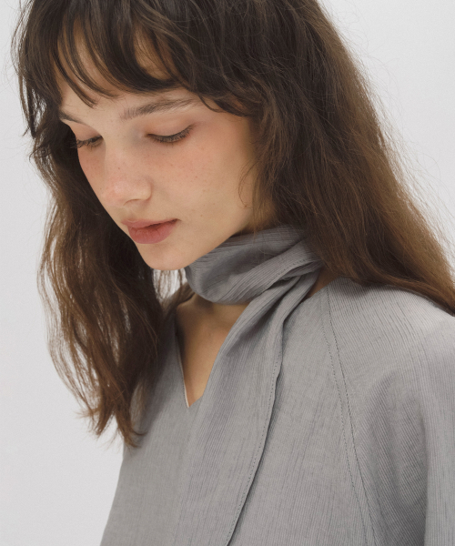 ANDNEEDS(アンドニーズ)の「Sasha scarf blouse (gray)(シャツ/ブラウス・レディース・その他・FREE)」の2枚目の写真