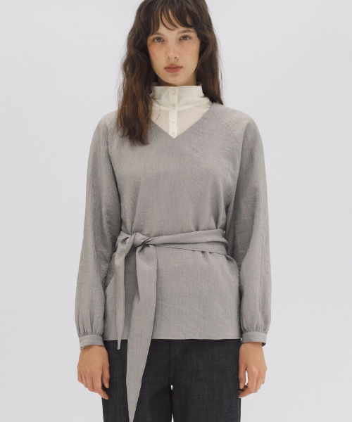 ANDNEEDS(アンドニーズ)の「Sasha scarf blouse (gray)(シャツ/ブラウス・レディース・その他・FREE)」の4枚目の写真