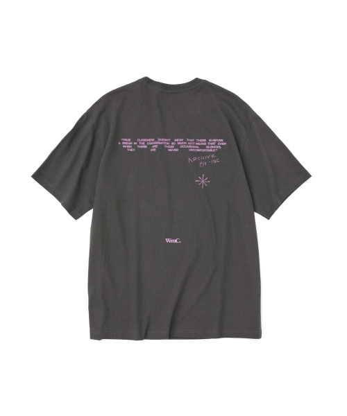 WMC(ダブリューエムシー)の「ファミリーTシャツ_チャコールグレー(Tシャツ/カットソー・メンズ・ダークグレー・MEDIUM/LARGE/X-LARGE)」の2枚目の写真
