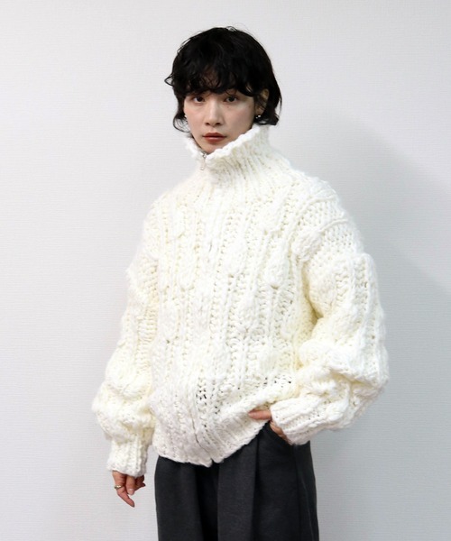 THE CELL.(ザセルドット)の「ビッグスラブ手編みジップカーディガン BIG SLUB HAND-KNIT ZIP CARDIGAN(ニット/セーター・レディース・オフホワイト・FREE)」の3枚目の写真