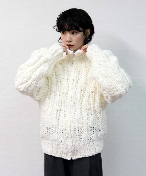 THE CELL.(ザセルドット)の「ビッグスラブ手編みジップカーディガン BIG SLUB HAND-KNIT ZIP CARDIGAN(ニット/セーター・レディース・オフホワイト・FREE)」の2枚目の写真