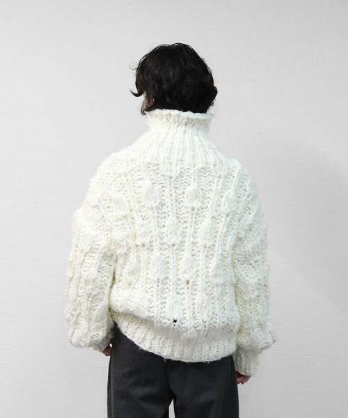 THE CELL.(ザセルドット)の「ビッグスラブ手編みジップカーディガン BIG SLUB HAND-KNIT ZIP CARDIGAN(ニット/セーター・レディース・オフホワイト・FREE)」の5枚目の写真