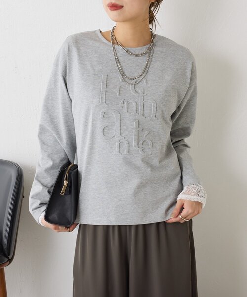 Jena espace merveilleux（ジェナ　エスパスメルヴェイユ）の「エンボスロゴカットソー（Tシャツ/カットソー・レディース・オフホワイト/グレー/チャコールグレー・FREE）」の3枚目の写真