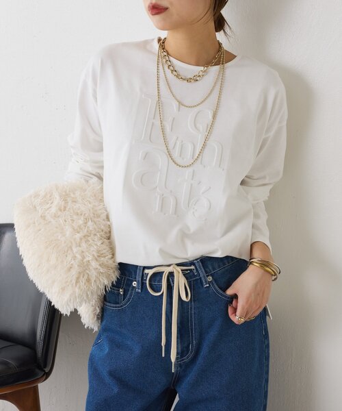 Jena espace merveilleux（ジェナ　エスパスメルヴェイユ）の「エンボスロゴカットソー（Tシャツ/カットソー・レディース・オフホワイト/グレー/チャコールグレー・FREE）」の2枚目の写真