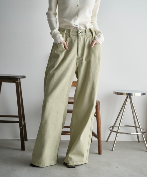 THE YOn（ザヨン）の「ウエストタックワイドパンツ　デニム/ツイル（デニムパンツ・レディース・セージグリーン/ブラック/ライトブルー/グレイッシュベージュ・S/M/XS）」の4枚目の写真