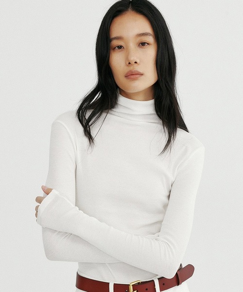 Bie(ビエ)の「タートルネックリブトップス(Tシャツ/カットソー・レディース・ライトイエロー/ブラック/ホワイト・M/S/L)」の1枚目の写真