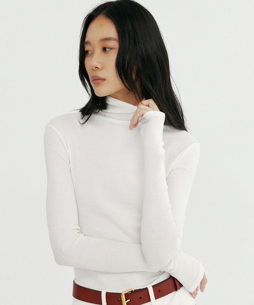 Bie(ビエ)の「タートルネックリブトップス(Tシャツ/カットソー・レディース・ライトイエロー/ブラック/ホワイト・M/S/L)」の5枚目の写真