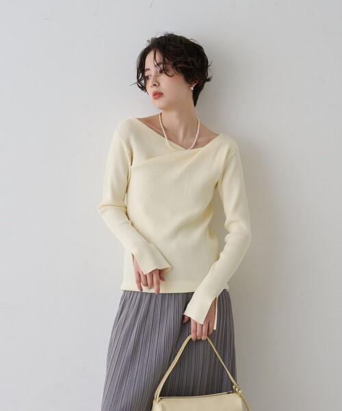 EMMA ROUGE VIF(エマルージュヴィフ)の「【一部店舗限定】ドレープスリットスリーブリブニット/トレンドニット/レイヤードトップス/春服/春ニット/アシンメトリー/オフィスカジュアル/フェミニン/通勤/手洗い可能(ニット/セーター・レディース・オフホワイト/ピンク/ライトベージュ・フリー)」の4枚目の写真
