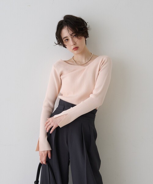 EMMA ROUGE VIF(エマルージュヴィフ)の「【一部店舗限定】ドレープスリットスリーブリブニット/トレンドニット/レイヤードトップス/春服/春ニット/アシンメトリー/オフィスカジュアル/フェミニン/通勤/手洗い可能(ニット/セーター・レディース・オフホワイト/ピンク/ライトベージュ・フリー)」の8枚目の写真