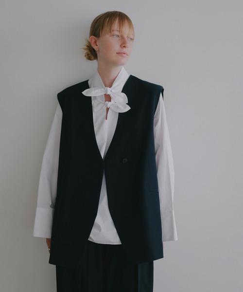 MANOF(マノフ)の「COLLARLESS GILET(ベスト・レディース・ネイビー/ベージュ・M/S)」の2枚目の写真