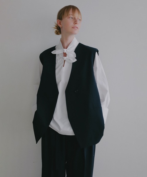 MANOF(マノフ)の「COLLARLESS GILET(ベスト・レディース・ネイビー/ベージュ・M/S)」の13枚目の写真