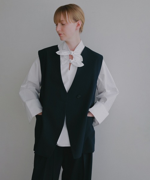 MANOF(マノフ)の「COLLARLESS GILET(ベスト・レディース・ネイビー/ベージュ・M/S)」の14枚目の写真
