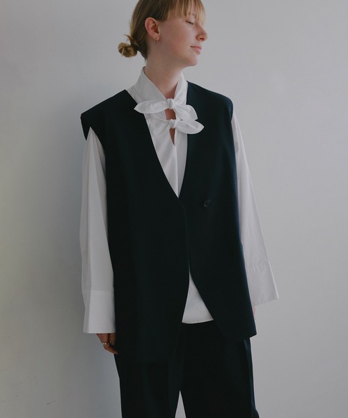 MANOF(マノフ)の「COLLARLESS GILET(ベスト・レディース・ネイビー/ベージュ・M/S)」の15枚目の写真