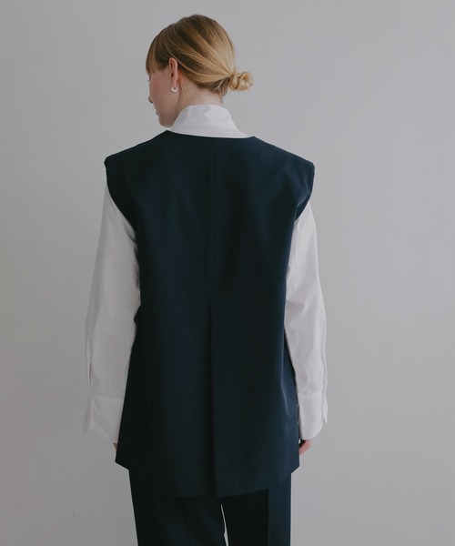 MANOF(マノフ)の「COLLARLESS GILET(ベスト・レディース・ネイビー/ベージュ・M/S)」の22枚目の写真