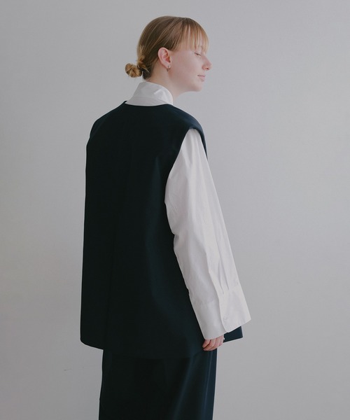 MANOF(マノフ)の「COLLARLESS GILET(ベスト・レディース・ネイビー/ベージュ・M/S)」の21枚目の写真