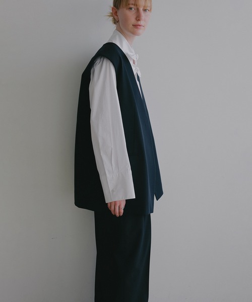 MANOF(マノフ)の「COLLARLESS GILET(ベスト・レディース・ネイビー/ベージュ・M/S)」の20枚目の写真