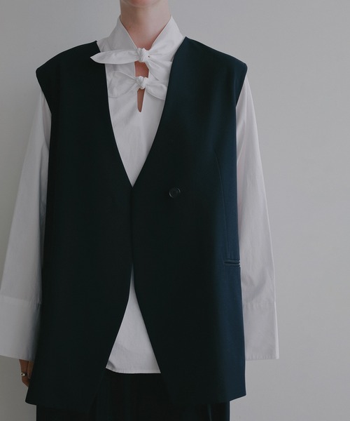 MANOF(マノフ)の「COLLARLESS GILET(ベスト・レディース・ネイビー/ベージュ・M/S)」の16枚目の写真