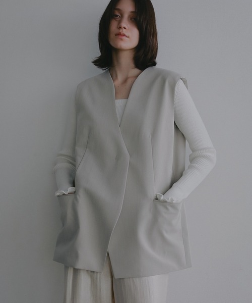 MANOF(マノフ)の「COLLARLESS GILET(ベスト・レディース・ネイビー/ベージュ・M/S)」の3枚目の写真