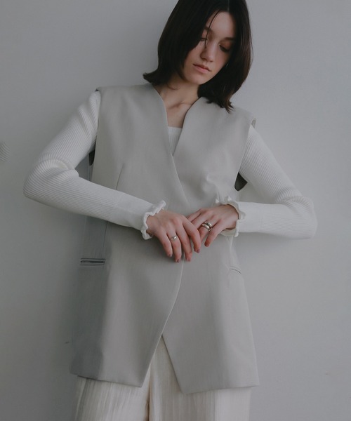 MANOF(マノフ)の「COLLARLESS GILET(ベスト・レディース・ネイビー/ベージュ・M/S)」の4枚目の写真