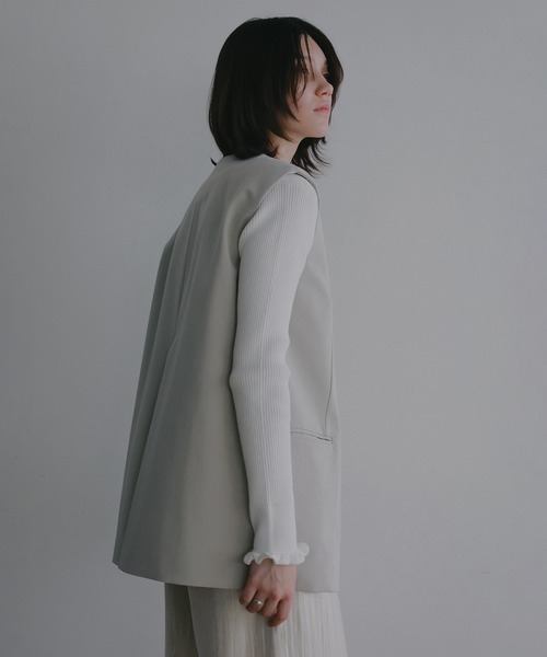 MANOF(マノフ)の「COLLARLESS GILET(ベスト・レディース・ネイビー/ベージュ・M/S)」の9枚目の写真