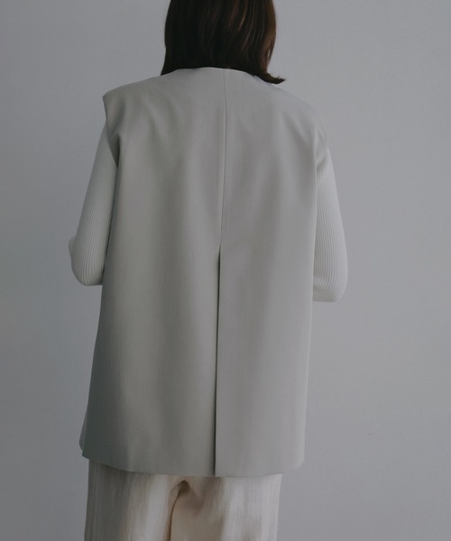 MANOF(マノフ)の「COLLARLESS GILET(ベスト・レディース・ネイビー/ベージュ・M/S)」の10枚目の写真