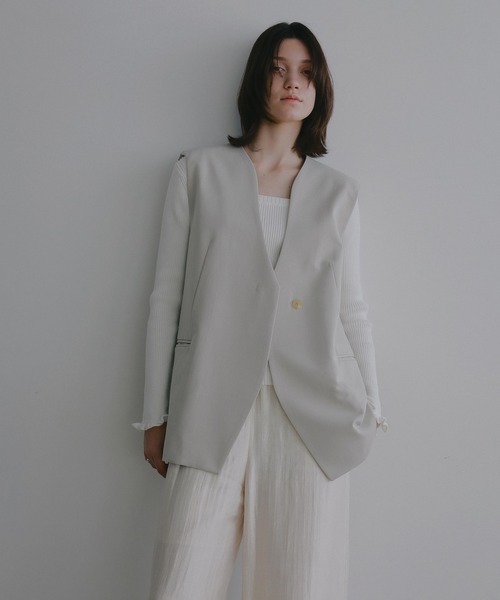 MANOF(マノフ)の「COLLARLESS GILET(ベスト・レディース・ネイビー/ベージュ・M/S)」の6枚目の写真