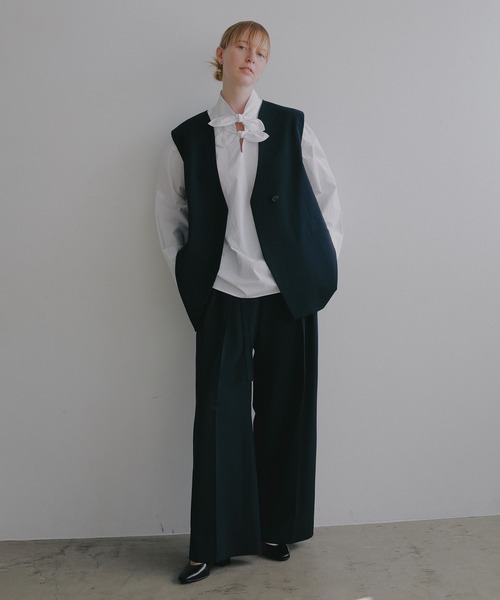 MANOF(マノフ)の「COLLARLESS GILET(ベスト・レディース・ネイビー/ベージュ・M/S)」の17枚目の写真