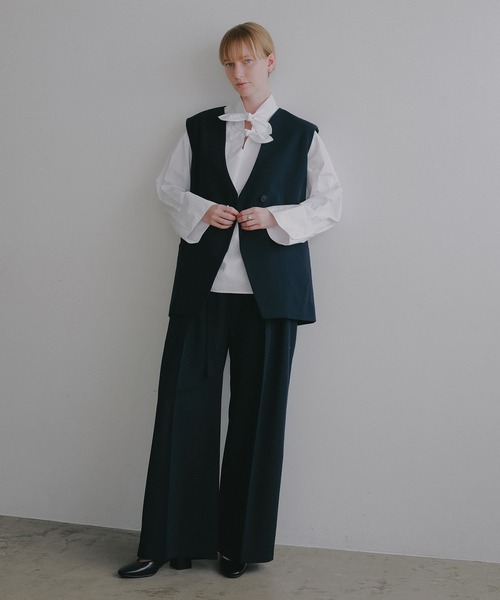 MANOF(マノフ)の「COLLARLESS GILET(ベスト・レディース・ネイビー/ベージュ・M/S)」の18枚目の写真