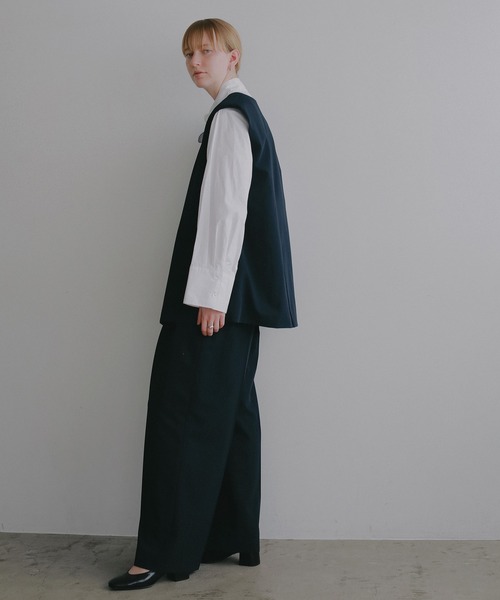 MANOF(マノフ)の「COLLARLESS GILET(ベスト・レディース・ネイビー/ベージュ・M/S)」の19枚目の写真