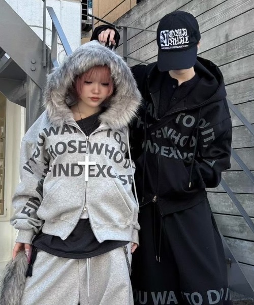 Never mind the XU / Chikashitsu+（ネバーマインド ザ エックスユー / チカシツプラス）の「【nmtc+】lettering cropped zip up hoodie / 【エヌエムティーシープラス】レタリングクロップドジップパーカー <着用動画あり>（パーカー・メンズ・グレー/ブラック・ONE SIZE）」の2枚目の写真
