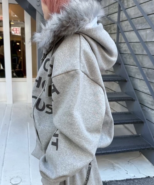 Never mind the XU / Chikashitsu+（ネバーマインド ザ エックスユー / チカシツプラス）の「【nmtc+】lettering cropped zip up hoodie / 【エヌエムティーシープラス】レタリングクロップドジップパーカー <着用動画あり>（パーカー・メンズ・グレー/ブラック・ONE SIZE）」の7枚目の写真