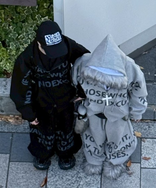 Never mind the XU / Chikashitsu+（ネバーマインド ザ エックスユー / チカシツプラス）の「【nmtc+】lettering cropped zip up hoodie / 【エヌエムティーシープラス】レタリングクロップドジップパーカー <着用動画あり>（パーカー・メンズ・グレー/ブラック・ONE SIZE）」の4枚目の写真