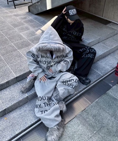 Never mind the XU / Chikashitsu+（ネバーマインド ザ エックスユー / チカシツプラス）の「【nmtc+】lettering cropped zip up hoodie / 【エヌエムティーシープラス】レタリングクロップドジップパーカー <着用動画あり>（パーカー・メンズ・グレー/ブラック・ONE SIZE）」の5枚目の写真