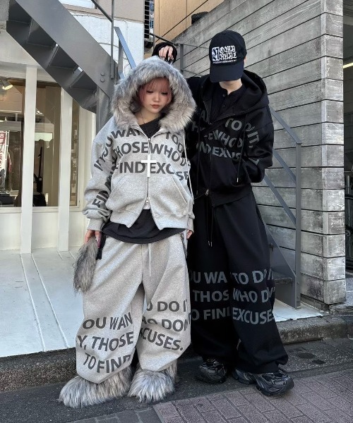 Never mind the XU / Chikashitsu+（ネバーマインド ザ エックスユー / チカシツプラス）の「【nmtc+】lettering cropped zip up hoodie / 【エヌエムティーシープラス】レタリングクロップドジップパーカー <着用動画あり>（パーカー・メンズ・グレー/ブラック・ONE SIZE）」の3枚目の写真