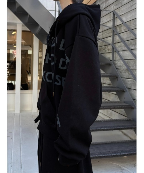 Never mind the XU / Chikashitsu+（ネバーマインド ザ エックスユー / チカシツプラス）の「【nmtc+】lettering cropped zip up hoodie / 【エヌエムティーシープラス】レタリングクロップドジップパーカー <着用動画あり>（パーカー・メンズ・グレー/ブラック・ONE SIZE）」の10枚目の写真
