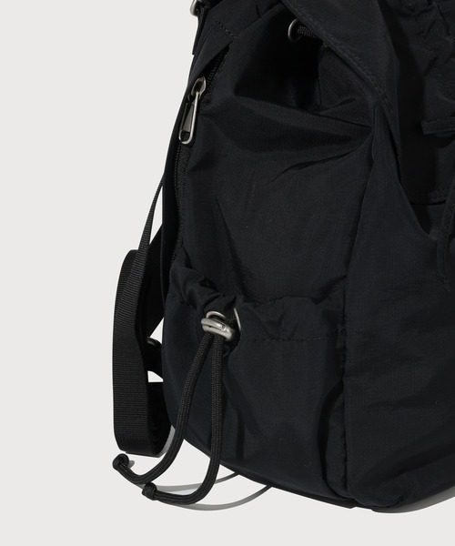 COVERNAT(カバーナット)の「WOMEN SHIRRING FLAP MINI BACKPACK(バックパック/リュック・レディース・アイボリー/ブラック・FREE)」の14枚目の写真