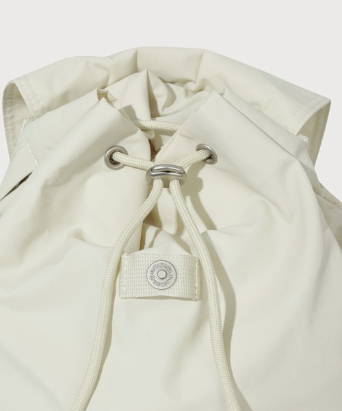 COVERNAT(カバーナット)の「WOMEN SHIRRING FLAP MINI BACKPACK(バックパック/リュック・レディース・アイボリー/ブラック・FREE)」の7枚目の写真