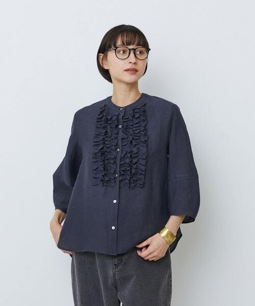 LOISIR（ロワズィール）の「【2月お気に入り登録ブランド内2位】グランジリネンフリルディテールブラウス（シャツ/ブラウス・レディース・ネイビー/ライトグレー/ピンク/オフホワイト/カーキ・FREE）」の4枚目の写真