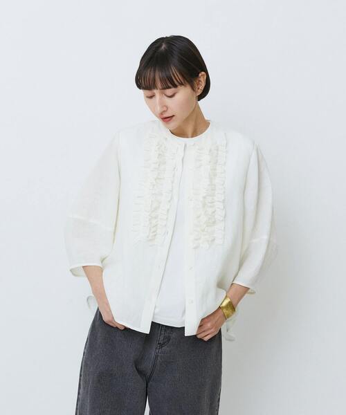 LOISIR（ロワズィール）の「【2月お気に入り登録ブランド内2位】グランジリネンフリルディテールブラウス（シャツ/ブラウス・レディース・ネイビー/ライトグレー/ピンク/オフホワイト/カーキ・FREE）」の2枚目の写真