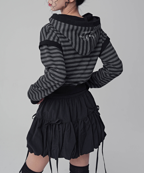 AVANDRESS（アバンドレス ）の「トゥルディストライプクロップフードパーカー ブラック（パーカー・レディース・ブラック・SMALL/MEDIUM）」の3枚目の写真
