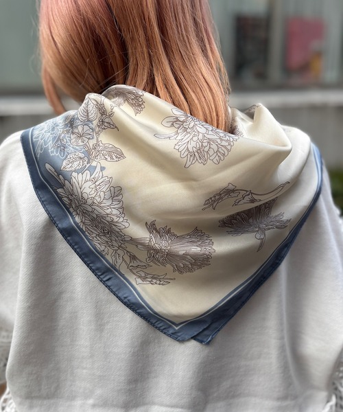 ARTIFICIAL SWEETENER(アーティフィシャル スウィートナー)の「【 ARTIFICIAL SWEETENER 】シルクタッチ フラワー柄 スカーフ(バンダナ/スカーフ・メンズ・エメラルドブルー/ライトブルー/グリーン・FREE)」の2枚目の写真