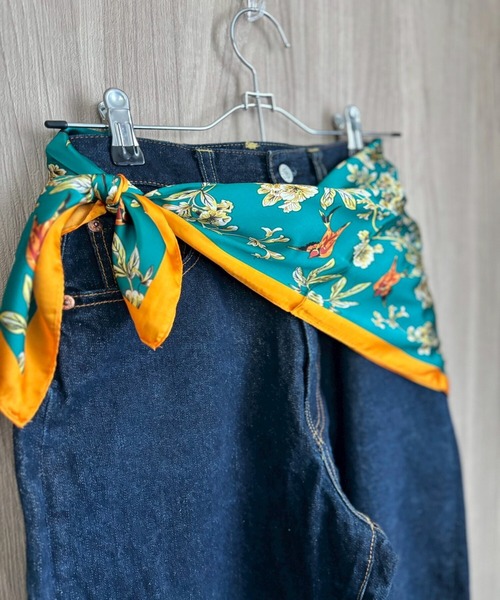 ARTIFICIAL SWEETENER(アーティフィシャル スウィートナー)の「【 ARTIFICIAL SWEETENER 】シルクタッチ フラワー柄 スカーフ(バンダナ/スカーフ・メンズ・エメラルドブルー/ライトブルー/グリーン・FREE)」の4枚目の写真