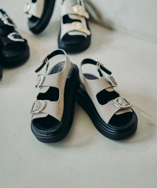 LEPSIM(レプシィム)の「ベルトバックルクッションサンダル 638815(サンダル・レディース・ベージュ/アイボリー/ブラック・LARGE/MEDIUM)」の1枚目の写真